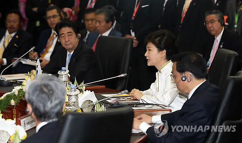 사진은 지난 2013년 10월 10일 브루나이 인터내셔널 컨벤션센터에서 열린 아세안3+(한중일) 정상회담에 참석한 박근혜 대통령과 아베 신조 일본 총리(연합뉴스 자료사진)