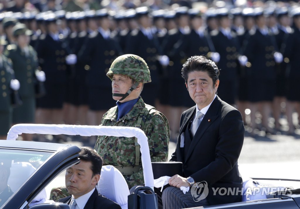 아베 신조(오른쪽) 일본 총리가 지난해 10월 27일 자위대의 날 행사에서 자위대 사열에 나서는 모습. (AP=연합뉴스 자료사진)