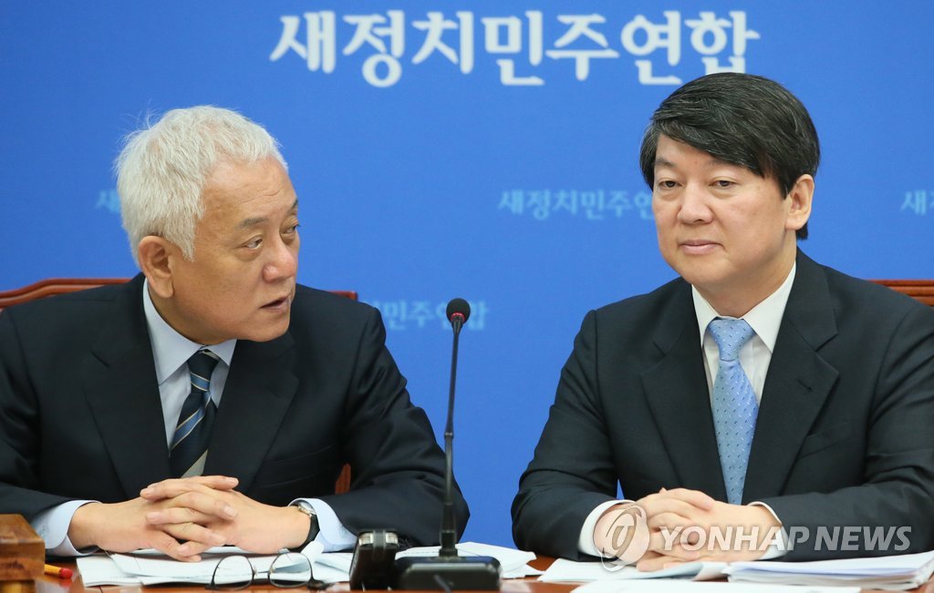 김한길(왼쪽), 안철수 새정치민주연합 공동대표가 최고위원회의에서 대화하고 있다. 