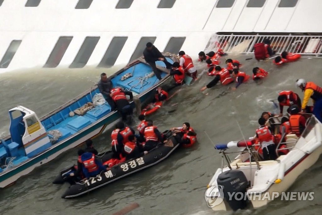 목포해경 대원들이 16일 침몰 직전 세월호에서 승객을 구조하는 모습.