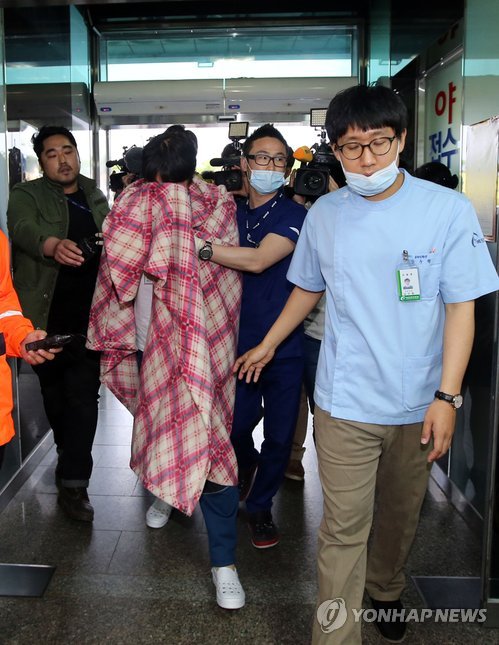 병원 들어서는 부상자