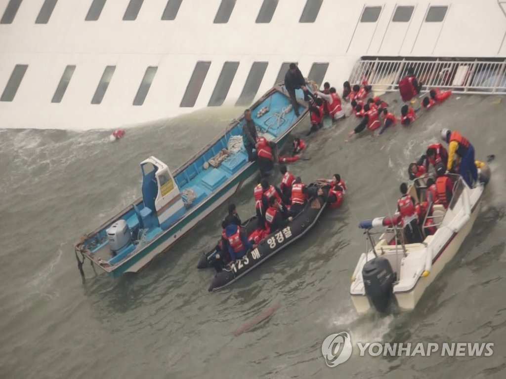 지난 4월16일 세월호가 침몰할 당시 해양경찰이 구조 작업을 벌이고 있다. (연합뉴스 자료사진)