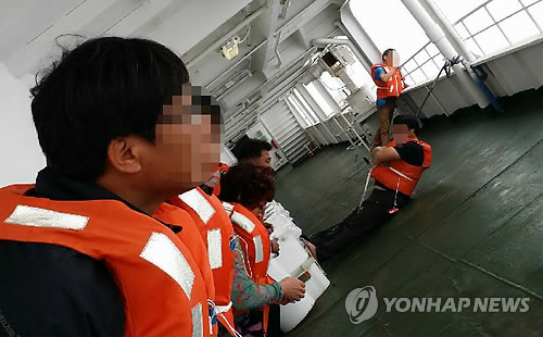 지난달 16일 세월호 침몰 직전 승객들이 한쪽으로 기울어 버린 배안에서 몸에 중심을 잡으려고 안간힘을 쓰고 있다.