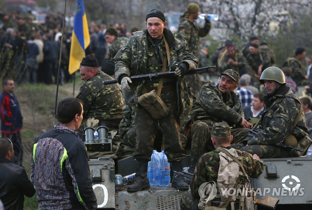 16일(현지시간) 우크라이나 동부 크라마토르스크에 서 한 주민이 우크라이나군 병사와 대화하고 있다. (AP=연합뉴스) 