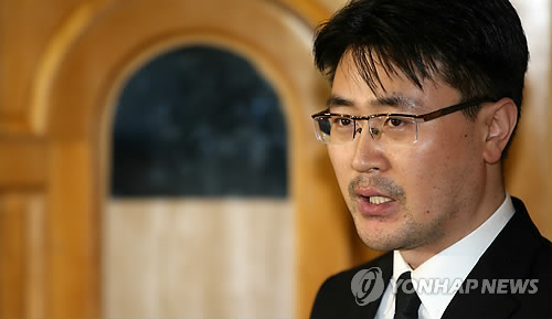 침통한 표정의 단원고 교무부장
