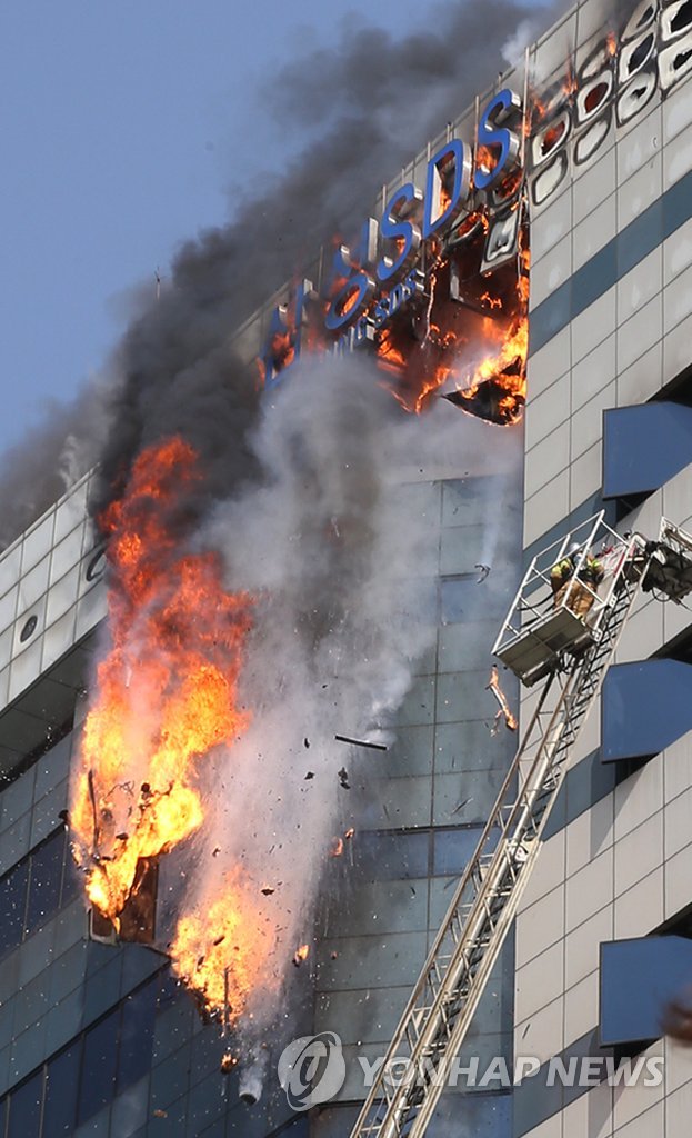 화재로 떨어지는 삼성SDS 과천센터 외벽
