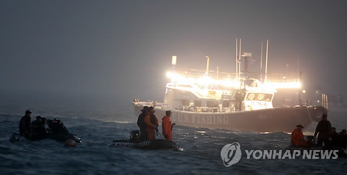 22일 밤 '세월호'가 침몰한 전남 진도군 조도면 병풍도 북쪽 3km 앞 사고 해상에서 구조대원들이 야간 수색작업을 펼치고 있다.
