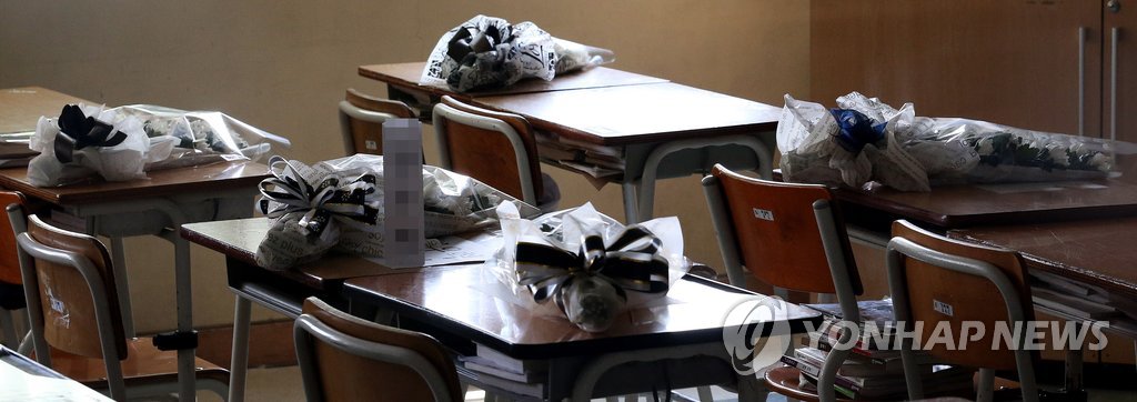 침몰 세월호에서 희생된 경기도 안산 단원고등학교 2학년 학생들의 책상 위에 국화 꽃다발이 놓여 있다. 