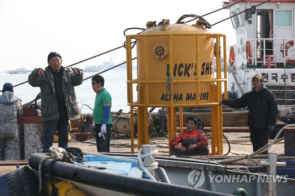 사고 해역 도착한 이종인 대표와 다이빙 벨