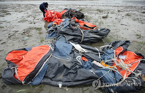 전남 진도 팽목항 유실물보관소에 인계된 세월호 구명벌과 구명조끼. 사고 당시 구명벌 46개 가운데 1개만 펴졌다고 알려졌다