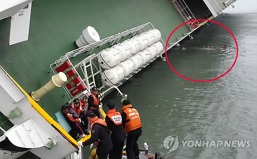 <세월호참사> 바다로 뛰어든 사람들