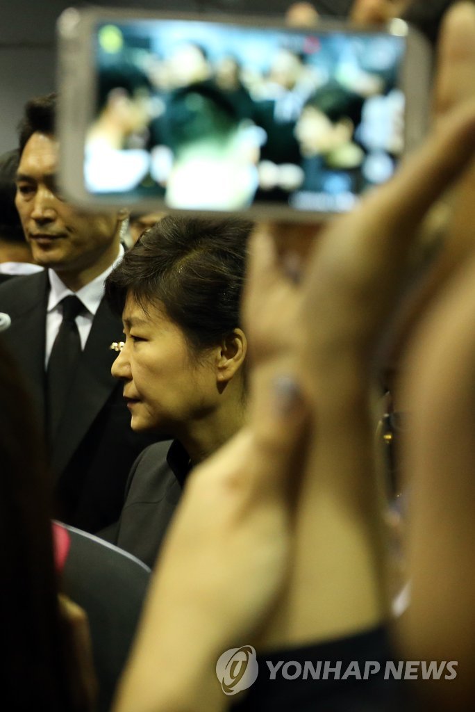 박 대통령이 정부 합동분향소에서 유가족들의 항의와 하소연을 경청하고 있다. 