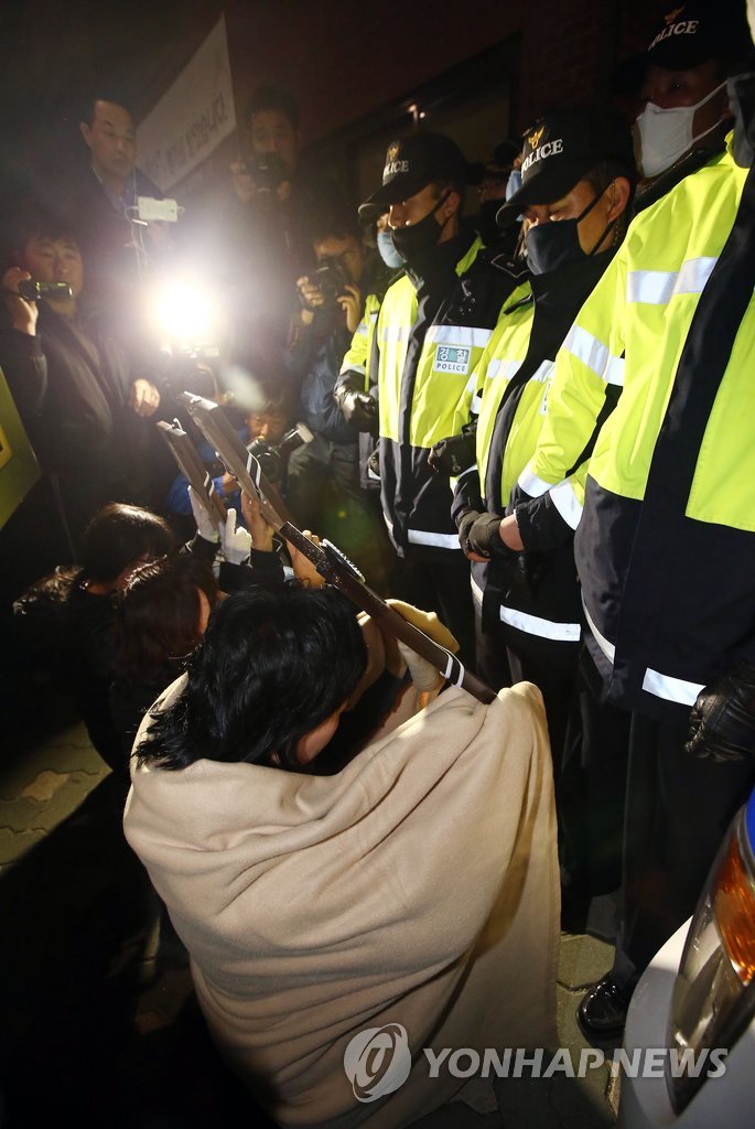 세월호 침몰 사고 유족들이 9일 새벽 청와대 인근 서울 청운동주민센터 앞에서 청와대 진입을 막는 경찰들에게 길을 열어줄 것을 하소연하고 있다.