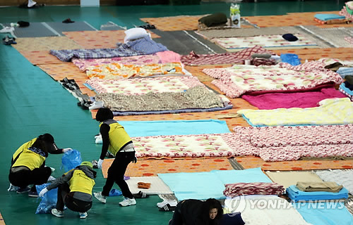 12일 세월호 참사 실종자 가족의 임시 숙소로 쓰이고 있는 전남 진도군 실내체육관에서 자원봉사자들이 청소하고 있다.