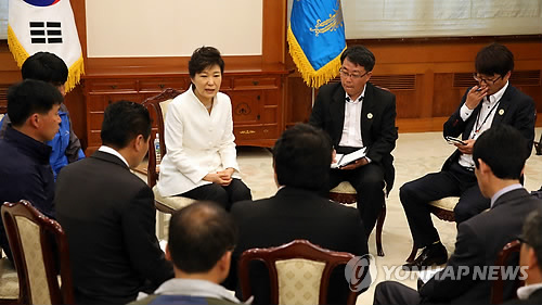 박근혜 대통령이 16일 청와대에서 세월호 사고 가족 대책위원회 대표단을 면담하고 있다.