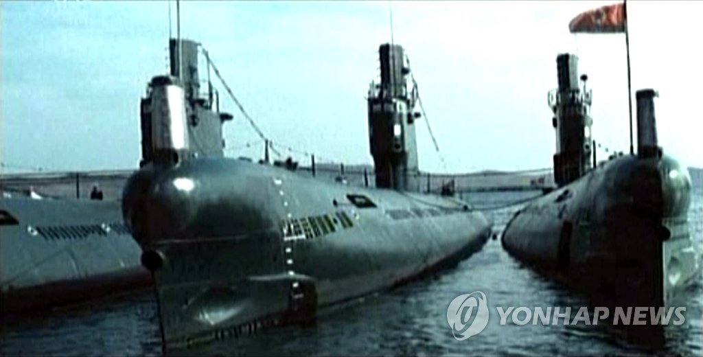 북한 조선중앙TV가 지난 5월 31일 새로 제작한 기록영화 '백두산 훈련열풍으로 무적의 강군을 키우시여'에서 북한 잠수함과 잠수함 기지를 공개했다. 북한의 잠수함 기지가 TV에 포착된 것은 매우 이례적이다. 기사에서 언급한 신형 잠수함은 이 방송에서 식별되지 않았다. (연합뉴스 자료사진) 