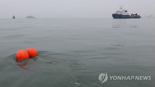 제8호 태풍 '너구리' 북상에 대비, 바지선과 함정이 모두 피항해 실종자 수색 중단이 장기화할 것으로 보인다. 지난달 기상악화로 바지선이 철수한 사고해역 모습. (연합뉴스 자료사진)