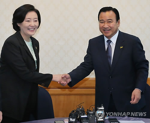 이완구 새누리당 원내대표(오른쪽)와 박영선 새정치민주연합 원내대표 (연합뉴스 자료사진)