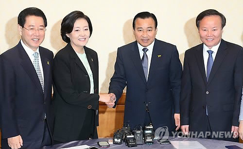 악수하는 양당 원내대표