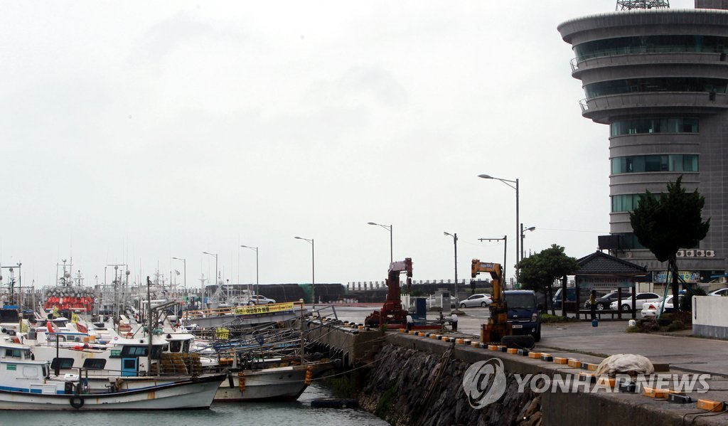 북상하는 제8호 태풍 '너구리(NEOGURI)'의 간접 영향권에 들면서 어선들이 전남 진도 서망항에 피항해있는 모습. (연합뉴스 자료사진)