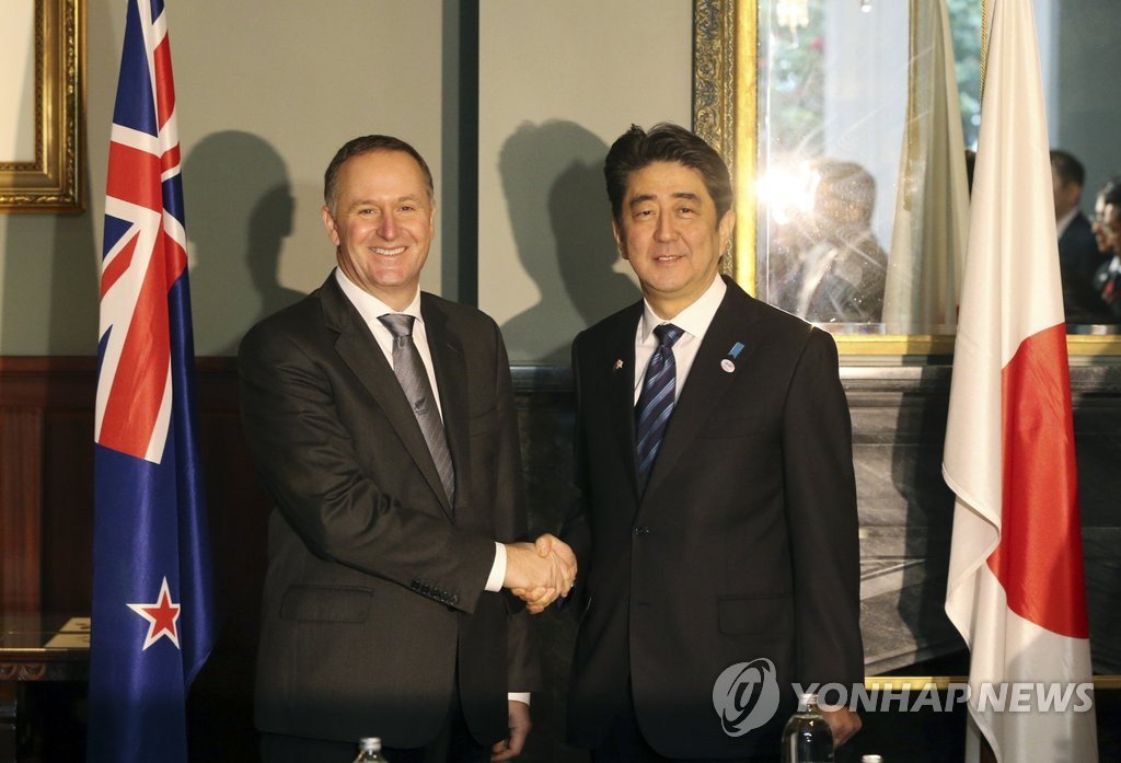 집단자위권 행사 결정 후 처음으로 해외 방문길에 오른 아베 신조 일본 총리(오른쪽)가 7일(현지시간) 뉴질랜드 오클랜드에서 존 키 뉴질랜드 총리와 만나 악수를 나누고 있다. (AP=연합뉴스)