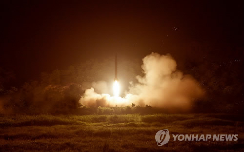 북한이 13일 새벽 개성 북쪽지역에서 동해 상으로 스커드 계열로 추정되는 단거리 탄도미사일 2발을 발사했다고 합동참모본부가 밝혔다. 조선중앙통신이 지난 10일 보도한 전략군 서부전선타격부대들의 전술로켓 발사훈련 모습. (연합뉴스 자료사진)