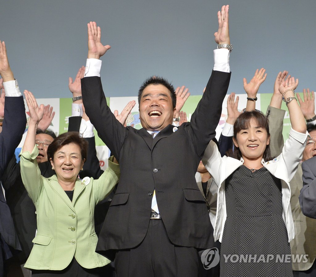 만세하는 미카즈키 다이조 후보
(시가 교도=연합뉴스) 일본 시가(滋賀)현 선거에 출마한 무소속 미카즈키 다이조(三日月大造·43·가운데) 후보가 13일 오후 당선이 확실시되자 만세를 하고 있다. 2014.7.13 <<국제뉴스부 기사 참고>>
sewonlee@yna.co.kr