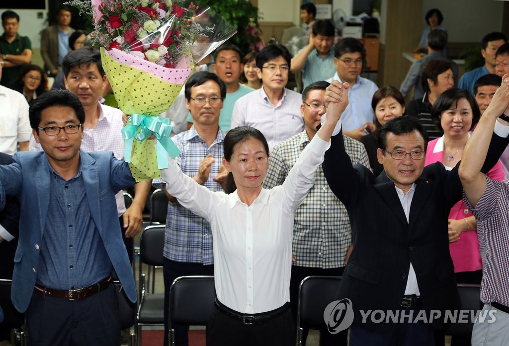 7·30 재보궐선거 광주 광산 을 국회의원에 출마한 새정치민주연합 권은희 당선인이 30일 꽃다발을 들고 환호하고 있다. 