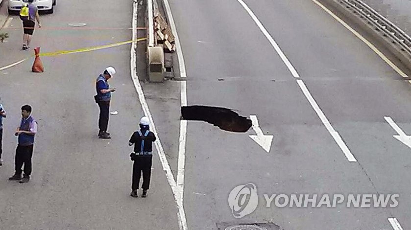5일 서울 송파구 석촌역 인근에 12시 20분께 생긴 구멍으로 주변 도로가 통제되고 있다. (독자 제공)
