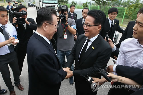 인사나누는 박지원 의원과 김양건 통전부장