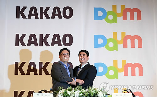 지난 5월 합병 공동기자회견에 참석한 최세훈 다음커뮤케이션 대표(왼쪽)와 이석우 카카오 대표.(연합뉴스 자료사진)