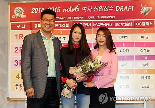 가족과 기념촬영하는 하혜진