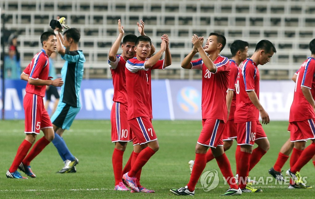 북한 축구 대표팀이 15일 오후 인천 중구 인천축구전용경기장에서 열린 2014 인천아시안게임 축구 F조 예선 중국과의 경기에서 3대0으로 승리한 뒤 기뻐하고 있다. 