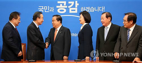 문희상 비대위원장와 당 원로와 악수
