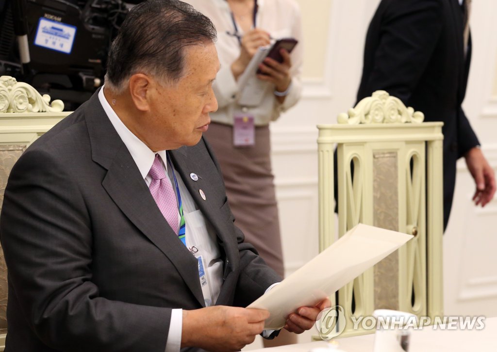 아베 총리 친서 꺼내는 모리 전 일본 총리