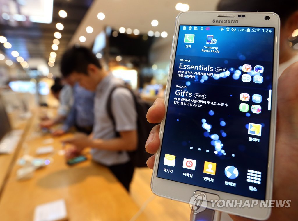삼성전자의 최신 스마트폰 갤럭시 노트4가 세계 최초로 국내 시장에 출시된 지난달 26일 서울 서초동 삼성전자 홍보관에서 고객들이 제품을 살펴보고 있다. 
