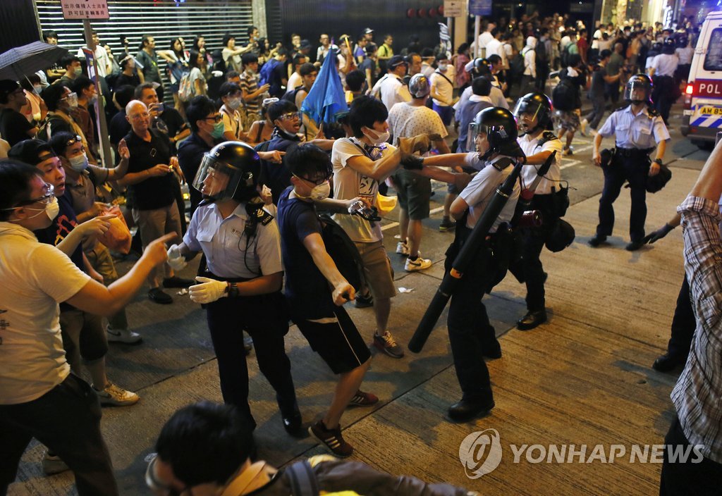 홍콩 시위대, 경찰과 충돌