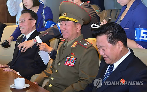 류길재 통일장관과 환담하는 북 고위대표단