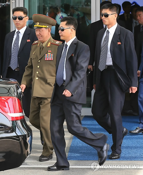 북한 경호원과 함께 이동하는 北 황병서 군 총정치국장
