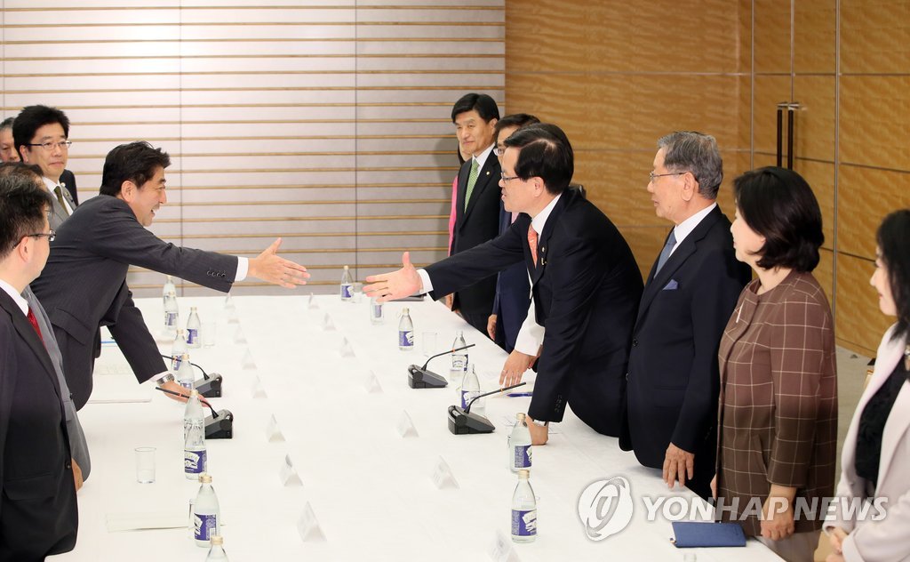 정의화 국회의장이 27일 도쿄 일본 총리 관저에서 아베 신조 총리와 악수하고 있다. 