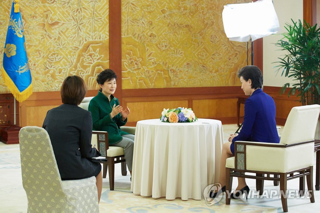 박근혜 대통령이 6일 청와대에서 양란 중국양광미디어그룹 회장과 인터뷰를 하고 있다.