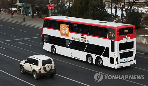 도로 달리는 경기도 2층 버스