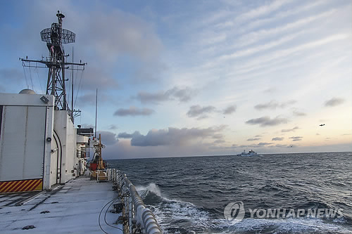 사조산업 오룡호가 침몰한 러시아 서베링해 해역에서 동해해양경비안전서 소속 5천t급 5001함 삼봉호 경비함정이 실종자 수색에 나서고 있다. 멀리 해군 P-3 해상 초계기(오른쪽)가 수색활동을 돕고 있다. (AP=연합뉴스)