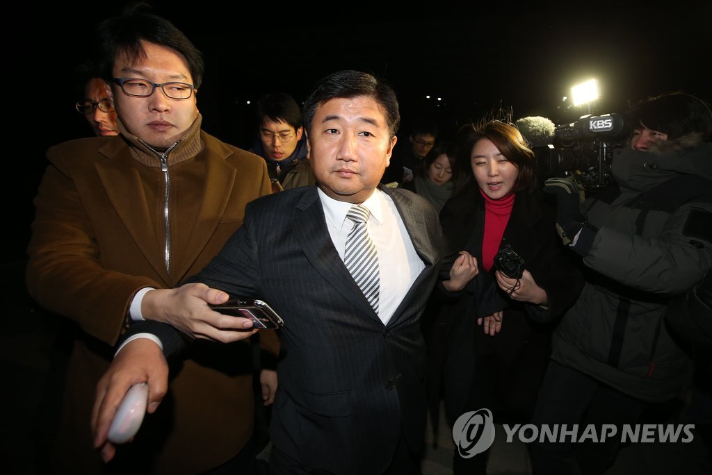 검찰, '靑문건 반출' 박관천 경정 전격 체포