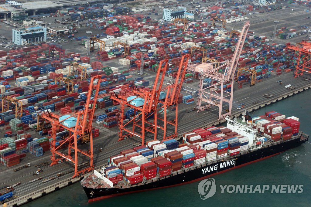 우리나라 수출의 관문 부산항 부두의 모습 (연합뉴스 자료사진)