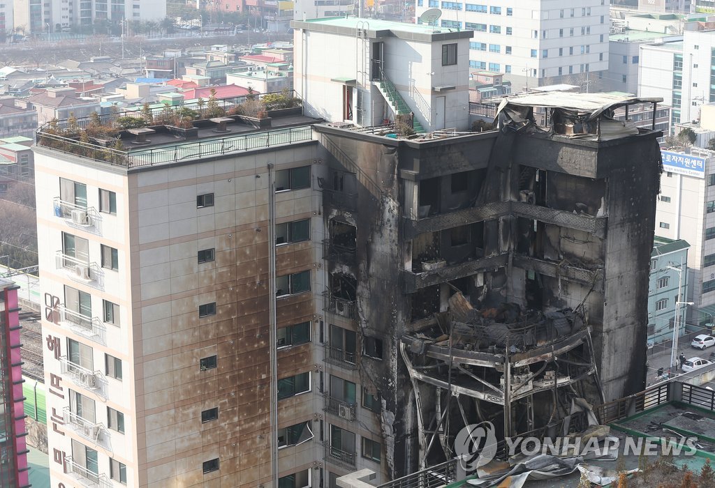 경기도 의정부시 의정부동 아파트 화재현장에서 불에 탄 건물 외벽과 골조가 보이고 있다.