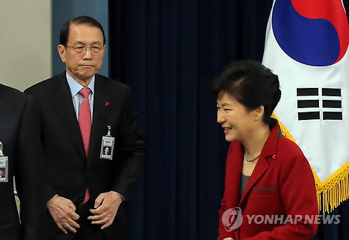 박근혜 대통령이 12일 오전 청와대 춘추관에서 신년 내외신 기자회견을 마친 뒤 기자들과 인사하기 위해 연단에서 내려오고 있다.