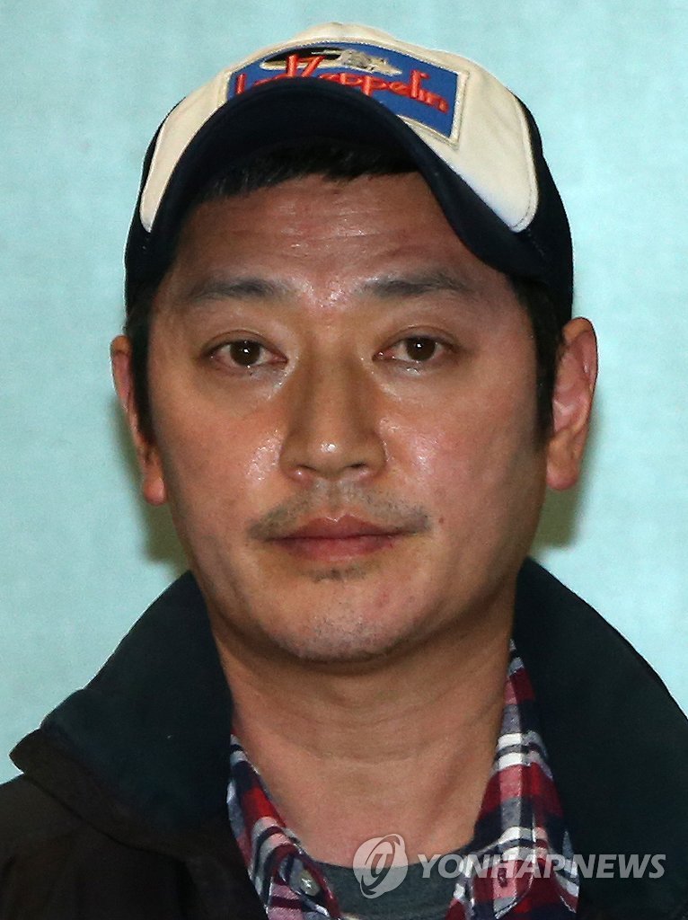 기내에서 난동을 부려 물의를 일으킨 가수 바비킴(본명 김도균·42)이 지난 13일 오후 인천국제공항을 통해 입국하고 있다.