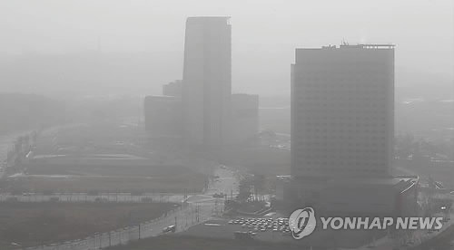 전국 흐리고 곳곳에 가을비…황사로 미세먼지 '나쁨' - 1