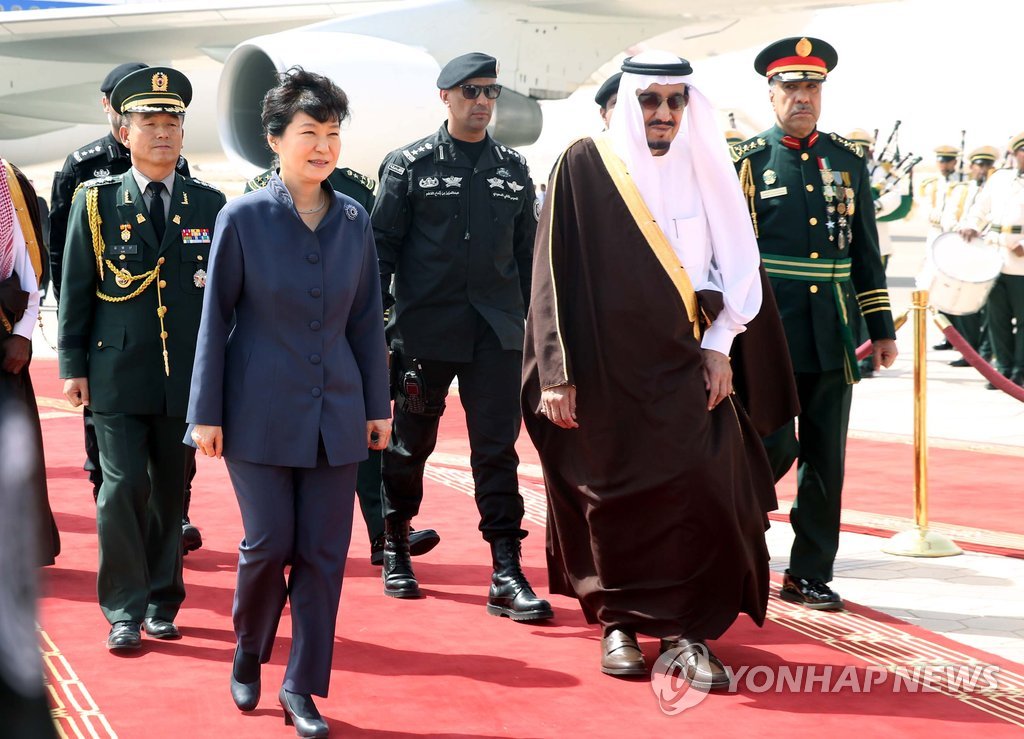 중동 4개국을 순방중인 박근혜 대통령이 지난 3일 오후 (현지시간) 두 번째 순방국인 사우디아라비아 리야드 킹칼리드 국제공항에 도착, 살만 빈 압둘아지즈 알 사우드 국왕의 영접을 받고 있다.